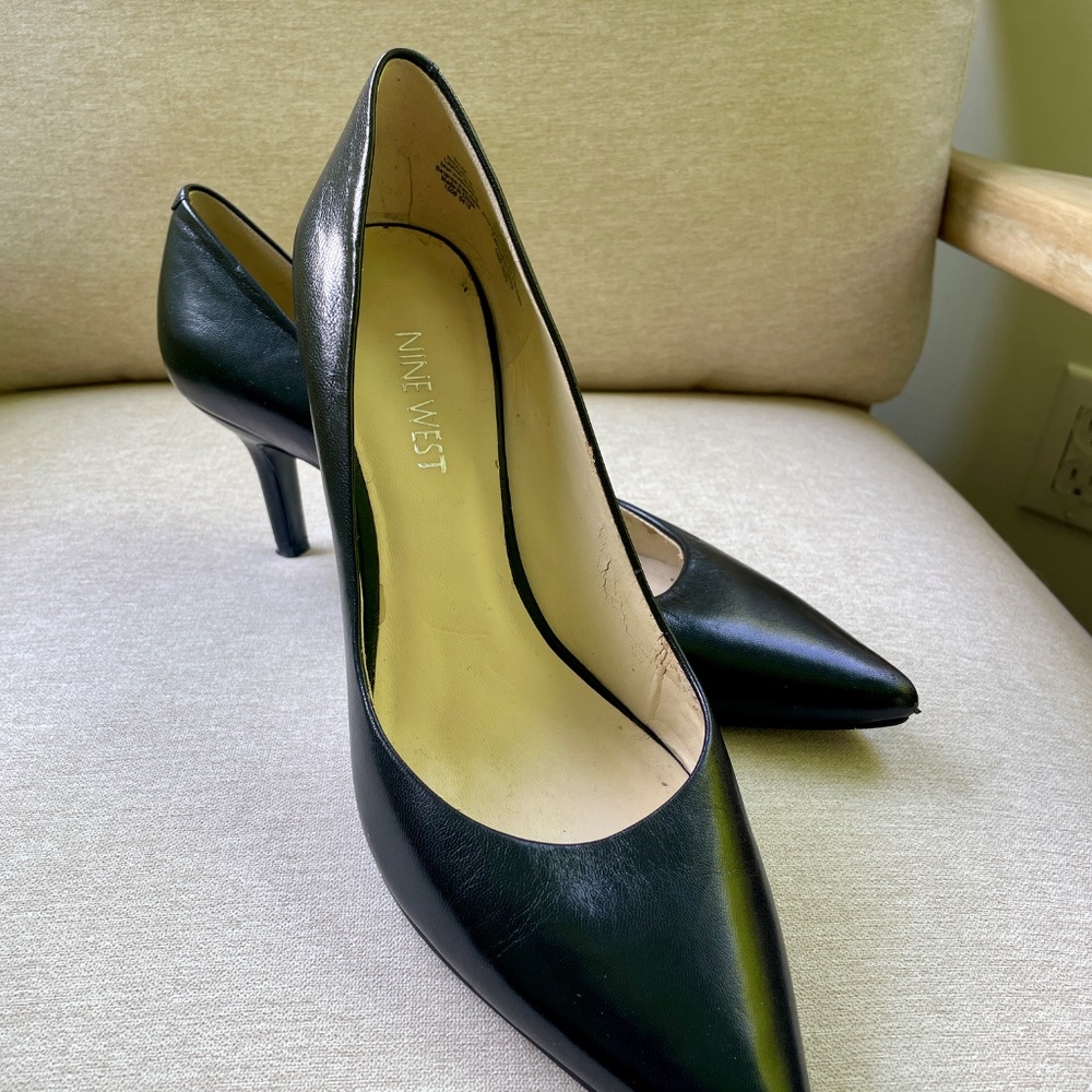 Nine West classic leather black pumps (8.5M)